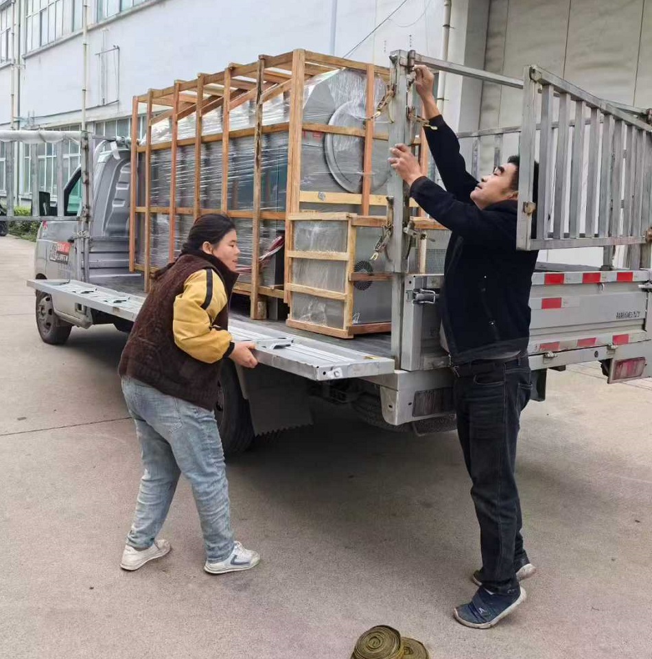 河南鄭州客戶訂購的中大型電磁炒貨機裝車發貨